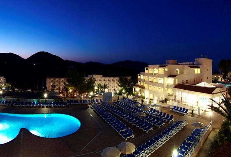 Invisa Hotel Club Cala Blanca Es Figueral Facilities photo